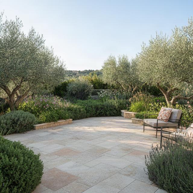 Pavimentazione in pietra naturale posata su un patio circondato da vegetazione