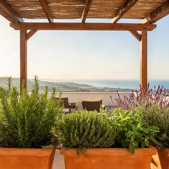 Terrazza panoramica a Marina di Ragusa con piante aromatiche, vasi in terracotta e pergola in legno